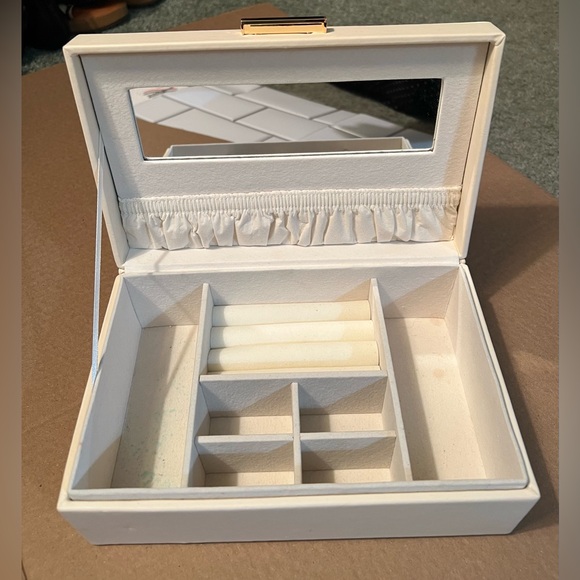 Cupcakes and cashmere Embroidered Floral Jewelry Box - Cream - Picture 2 of 10